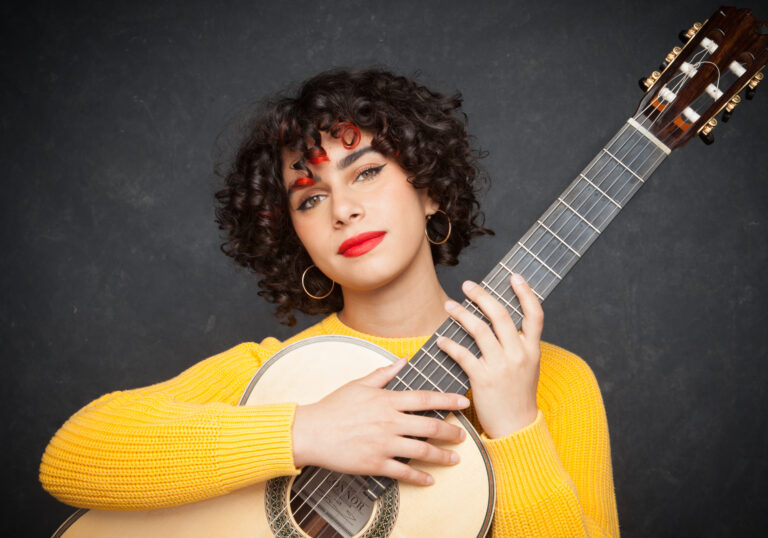 Brilla la boricua Leonela Alejandro en el mundo de la guitarra clásica